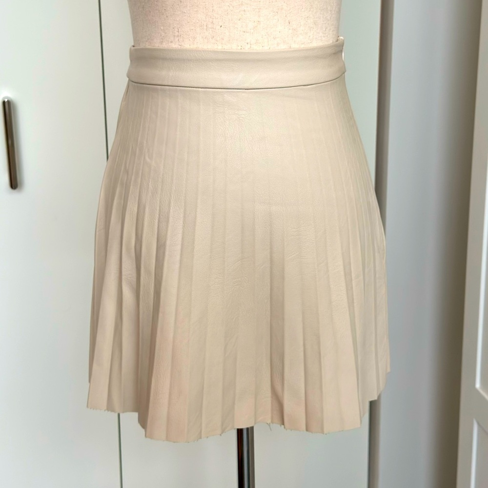 NWT Leather Pleated Skirt 🐚🥥